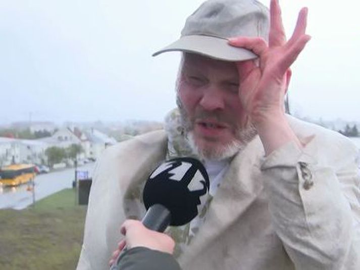 Það blés hressilega og rigndi þegar Haraldur Ólafsson, veðurfræðingur, ræddi við fréttamann Stöðvar 2 í beinni útsendingu í kvöldfréttunum í kvöld.