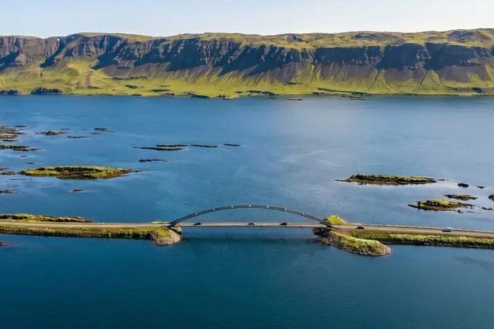 Tölvugerð mynd af fyrirhugaðri stálbogabrú yfir Djúpafjörð á sunnanverðum Vestfjörðum. 