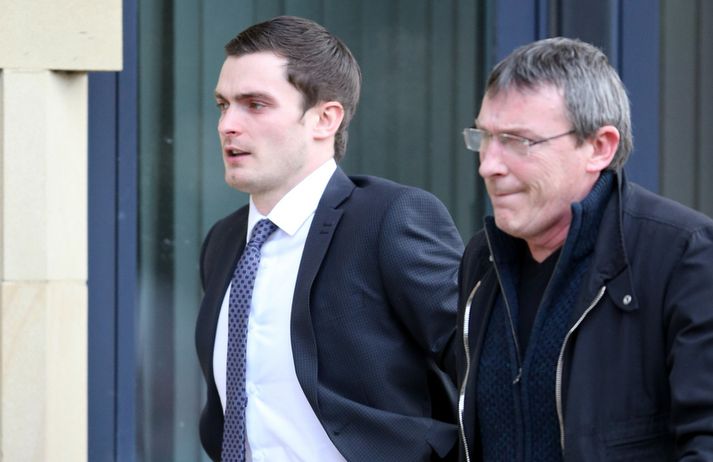 Adam Johnson ásamt föður sínum eftir réttarhöldin í dag.