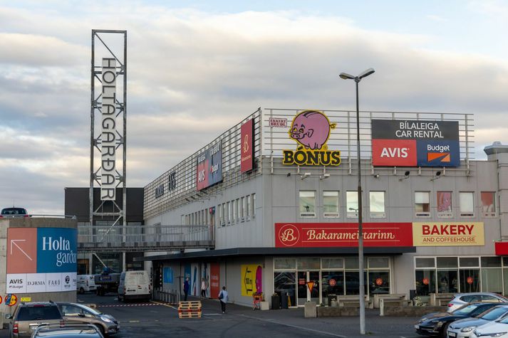 Eitt brotið sem maðurinn er ákærður fyrir er sagt hafa átt sér stað fyrir utan Bónus í Holtagörðum.
