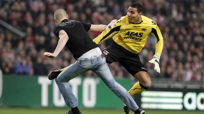 Wesley W er nafn sem flestir þekkja í Hollandi og víðar en hann gerði sig sekan um ótrúlegt dómgreindarleysi þegar hann réðst á markvörð AZ Alkmaar í leik gegn Ajax á dögunum.