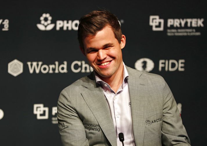 Magnus Carlsen varð fyrst heimsmeistari árið 2013 og varði í dag titilinn í þriðja sinn.