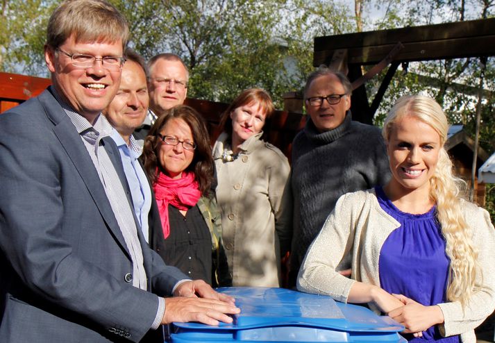 Greta Salome fiðluleikari og Eurovisionfari tekur við sinni tunnu frá umhverfisnefnd Mosfellsbæjar og Haraldi Sverrissyni bæjarstjóra.