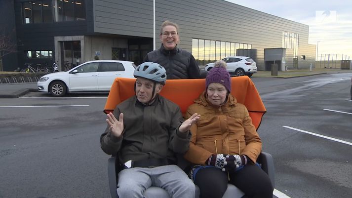 Jón Baldursson og Selma Róbertsdóttir létu vel af hjólatúrnum með Björk Tómasdóttur, deildarstjóra dagdvalar aldraðra í Þorlákshöfn. Hér eru þau við íþróttamiðstöðina.