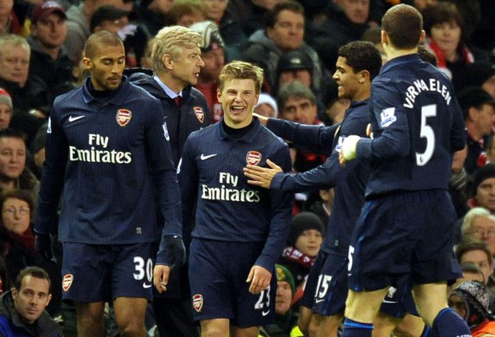 Arshavin fagnar sigurmarki sínu.