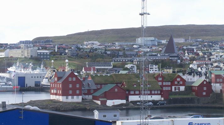 Frá Þórshöfn í Færeyjum. Skrifstofur lögmanns og landsstjórnarinnar eru á Þinganesi, í rauðu húsunum.