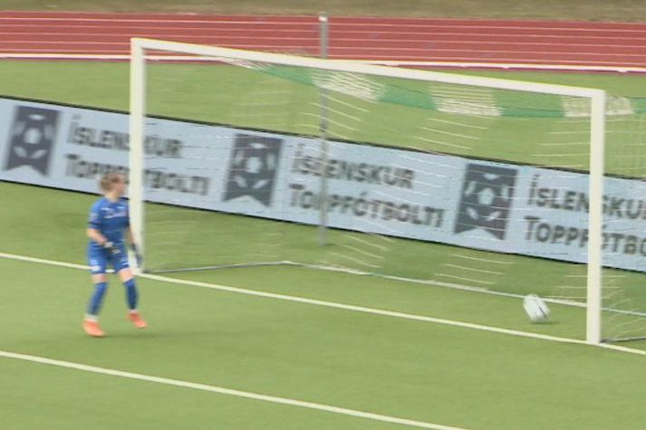 Þessi bolti fór ekki inn fyrir marklínuna að mati dómara í leik Breiðabliks og Þór/KA