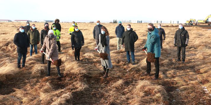 Fyrstu skóflustungurnar voru teknar á föstudaginn af Stekkjaskóla á Selfossi að viðstöddum hönnuðum og forsvarsmönnum sveitarfélagsins og nýja skólans.