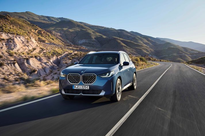 BMW X3 er glæsilegur sportjeppi sem sameinar sportlega aksturseiginleika, háþróaða tækni og einstaka hönnun. Blaðamaður Vísis fékk að prófa hann eina helgi í júlímánuði og hreifst mjög af honum.