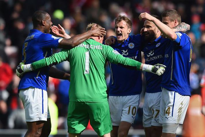 Schmeichel og félagar fagna áframhaldandi veru í ensku úrvalsdeildinni.