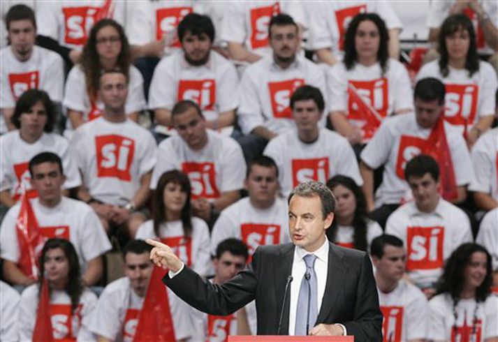 Jose Luis Rodriguez Zapatero, forsætisráðherra Spánar, á umræðufundi í aðdraganda atkvæðagreiðslunnar í Barcelona á föstudag.