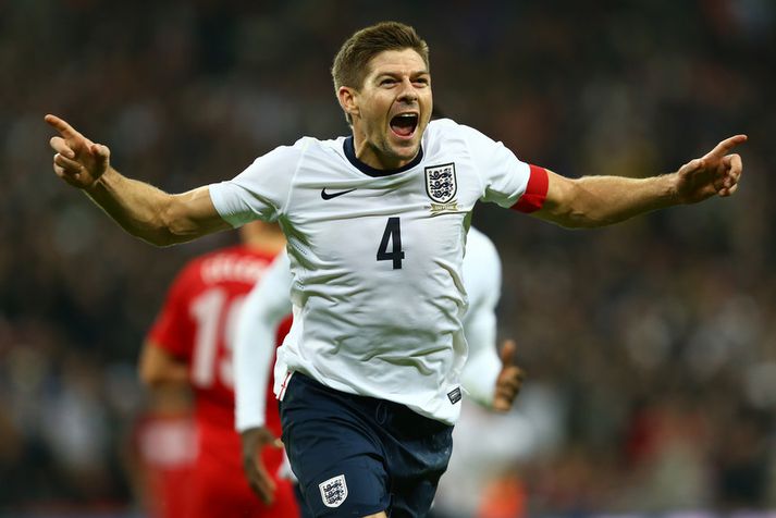 Steven Gerrard fagnar marki sínu.