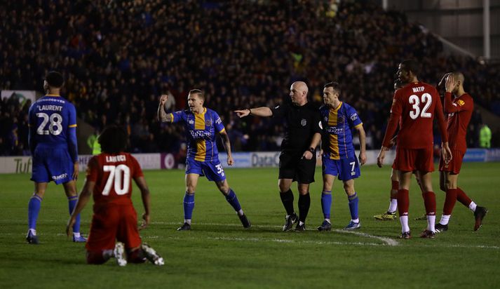 Leikmenn Shrewsbury Town fá víti í fyrri leiknum.