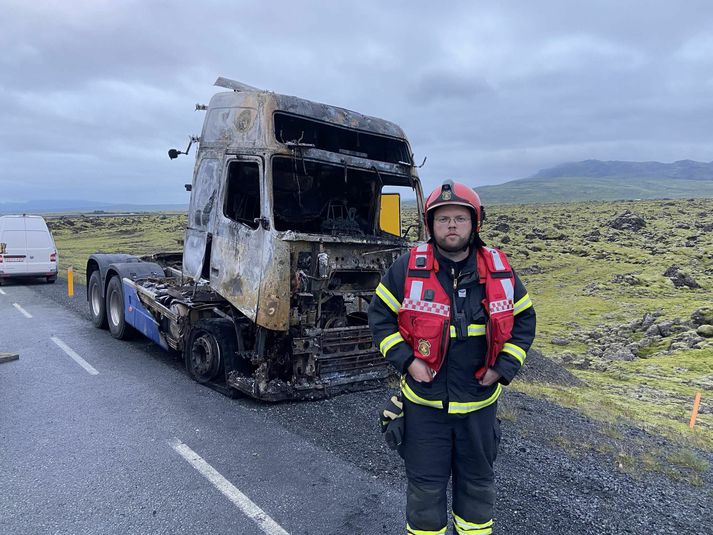 Bíllinn var á leið úr Þorlákshöfn þegar eldur kviknaði í honum. 