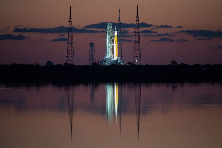 Space Launch System eldflaugin og Orion geimfar á skotpalli í Flórída í apríl.