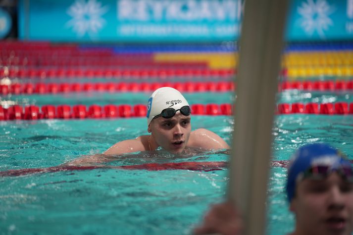 Guðmundi Leó líður greinilega vel í Laugardalslauginni þessa helgina.