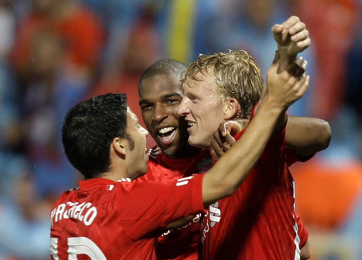 Kuyt fagnar marki sínu í kvöld.