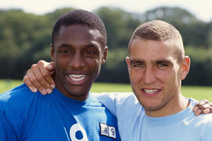 John Fashanu með Vinnie Jones er þeir léku saman með Wilmbledon. Þar var harkan í fyrirrúmi og John mátti eflaust þola ýmsar athugasemdir eftir að bróðir hans kom úr skápnum.