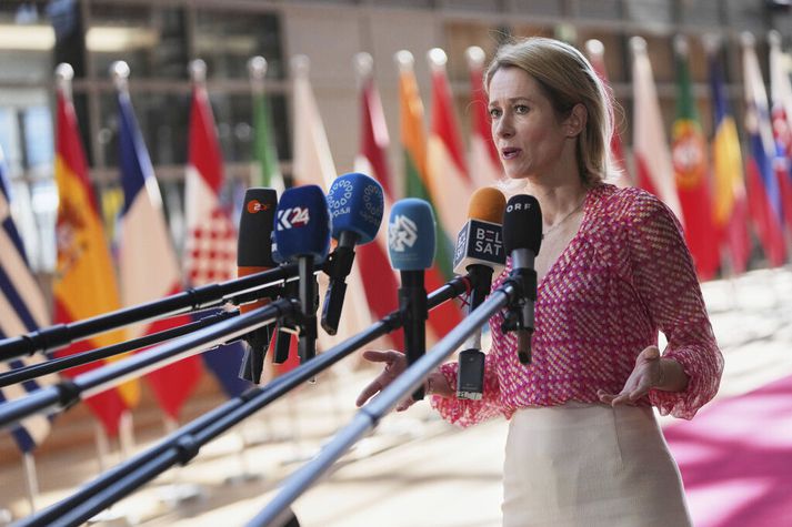 Kaja Kallas, utanríkismálastjóri ESB, ræði við fréttamenn fyrir fund varnarmálaráðherra ESB-ríkja í Brussel í dag.