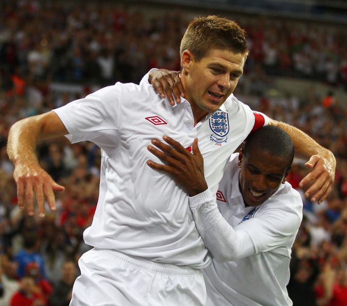 Gerrard fagnar í kvöld.