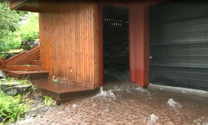 Mikið hefur mætt á björgunarsveitunum á Vestfjörðum í dag vegna vatnsveðursins. 