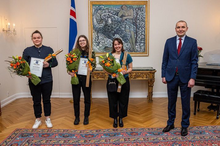 Margrét Vala Þórisdóttir, Signý Kristín Sigurjónsdóttig og Valgerður Jónsdóttir ásamt Guðna Th. Jóhannessyni forseta á Bessastöðum í dag.