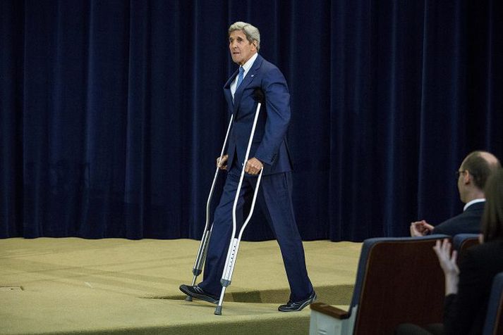John Kerry kynnti skýrslu utanríkisráðuneytisins á hækjum sem hann hefur verið á frá því hann lenti í skíðaslysi í maí síðastliðnum.