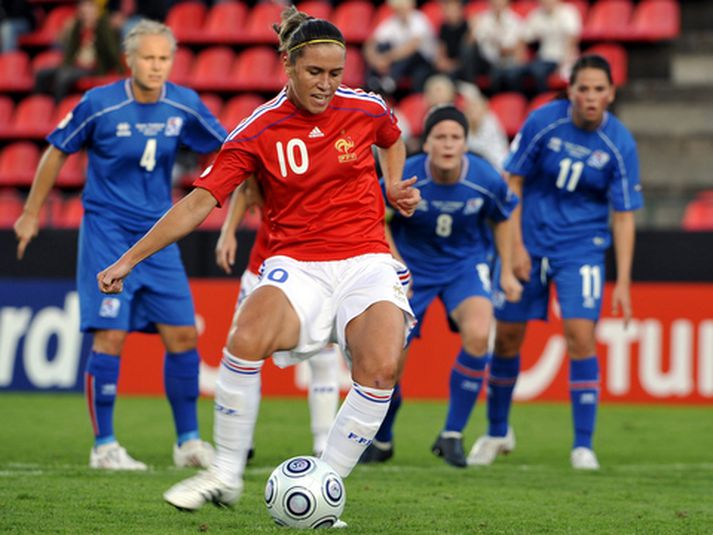 Camille Abily sést hér skora úr víti á móti Íslandi á EM.