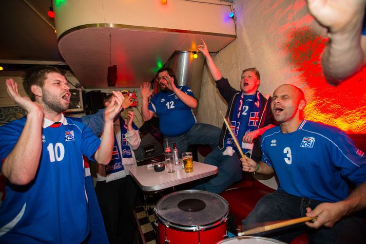 Tólfan hélt uppi stuðinu í Noregi. Hér eru nokkrir meðlimir hópsins að hita upp á bar í Osló fyrir Noregsleikinn.