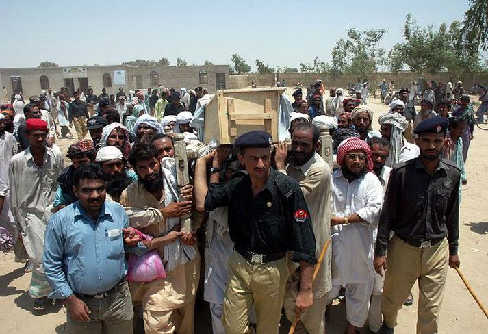 Abdul Rashid Ghazi, næstæðsti klerkur Rauðu moskunnar í Íslamabad, var borinn til grafar í gær í þorpinu Basti Abdullah.
