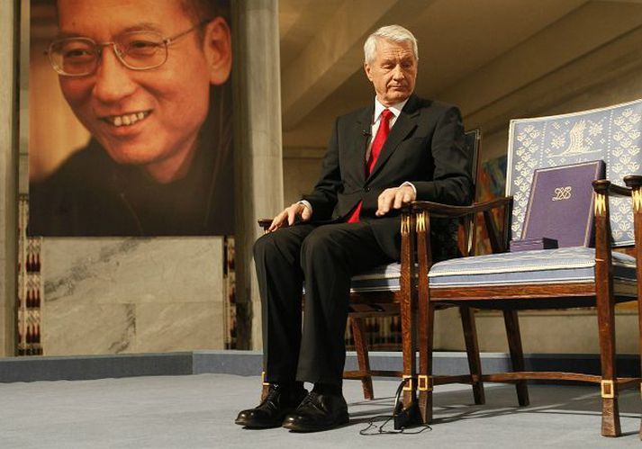 Thorbjörn Jagland formaður norsku Nóbelsnefndarinnar við auðan stól verðlaunahafans kínverska andófsmannsins Liu Xiaobo.