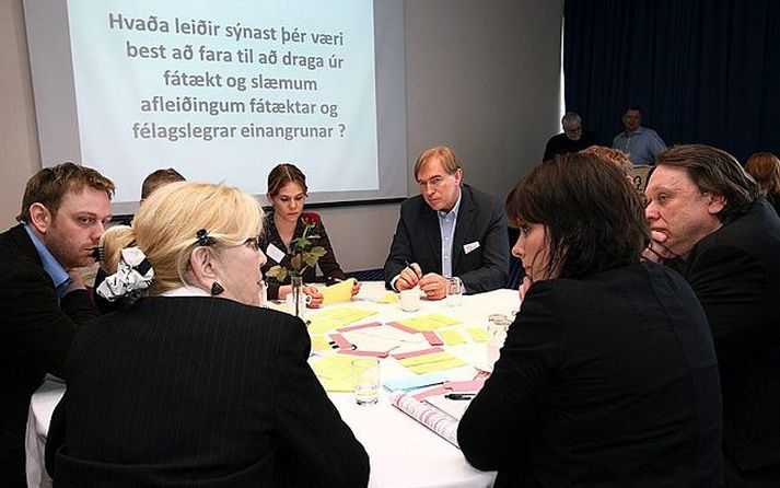 Umræðufundur um úrræði gegn fátækt og félagslegri einangrun sátu stjórnmálamenn og fulltrúar sveitarstjórna ásamt fagaðilum félagsþjónustunnar og notendum hennar. Mynd/Hreinn Magnússon