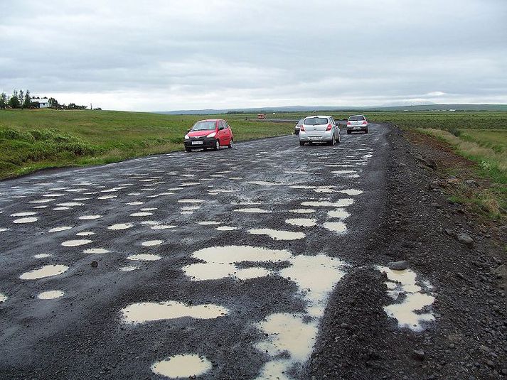 Leiðin frá Laugarvatni að Geysi er fjölfarin. Ferðaþjónustuaðilar hafa margir gagnrýnt tafir á verkinu sem staðið hefur í allt sumar.