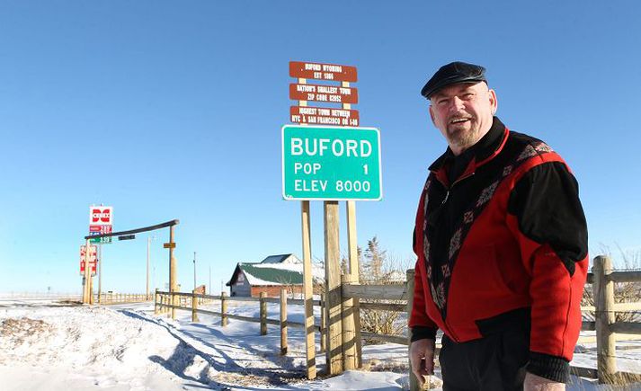 Verslunareigandinn Don Sammons er farinn að hugsa sér til hreyfings og selur því þorpið Buford. 