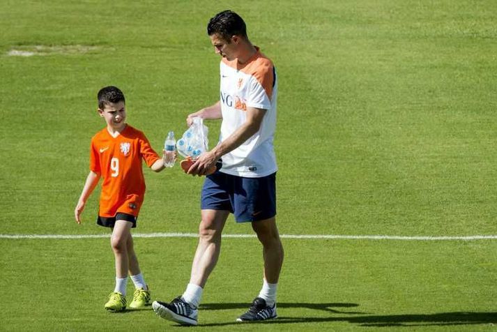 Robin van Persie með syni sínum á HM í Brasilíu sumarið 2014.