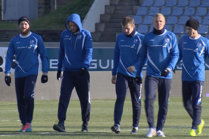 Gylfi Þór Sigurðsson sést hér í hettupeysu á æfingunni í hádeginu.