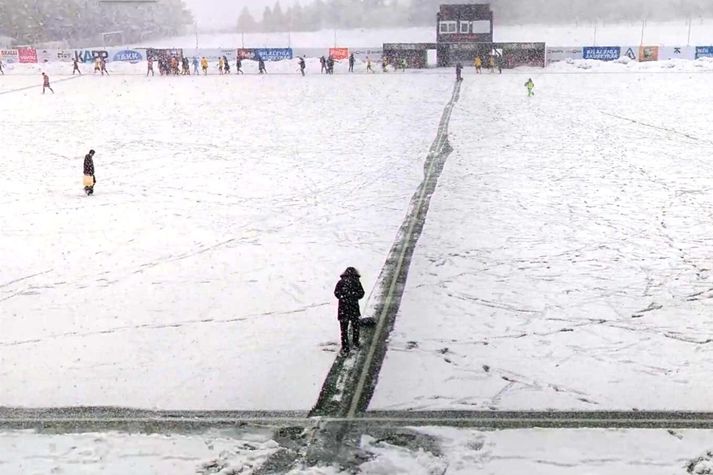 Snjórinn var of mikill til að hægt væri að halda leik áfram í Árbæ.