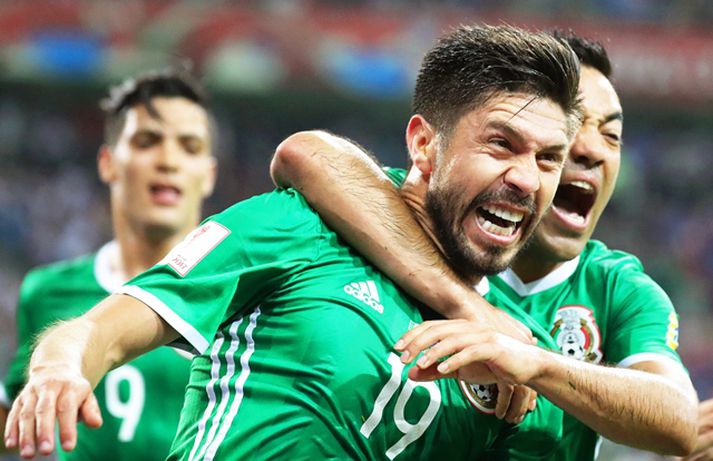 Oribe Peralta fagnar sigurmarki sínu.