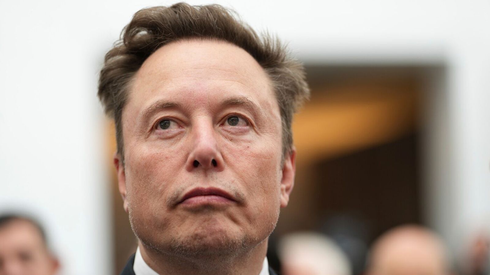 Skoða að sam­eina Tesla og SpaceX