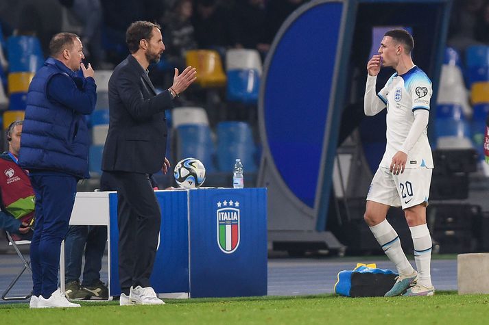 Gareth Southgate og Phil Foden.