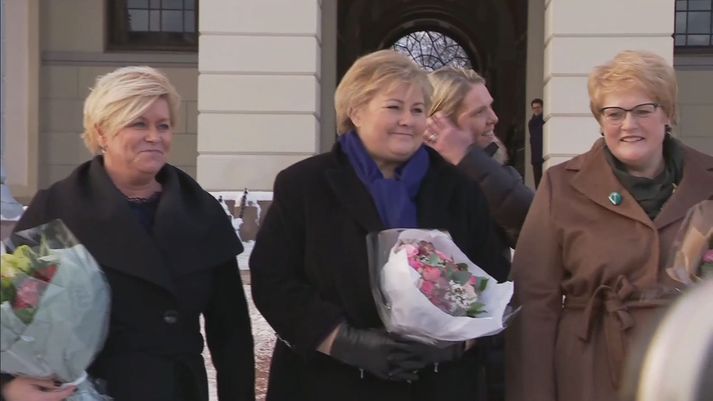 Leiðtogar norsku ríkisstjórnarinnar fyrir utan konungshöllina í Osló í dag. Siv Jensen fjármálaráðherra til vinstri, Erna Solberg forsætisráðherra í miðið og Trine Skei Grande menntamálaráðherra til hægri.