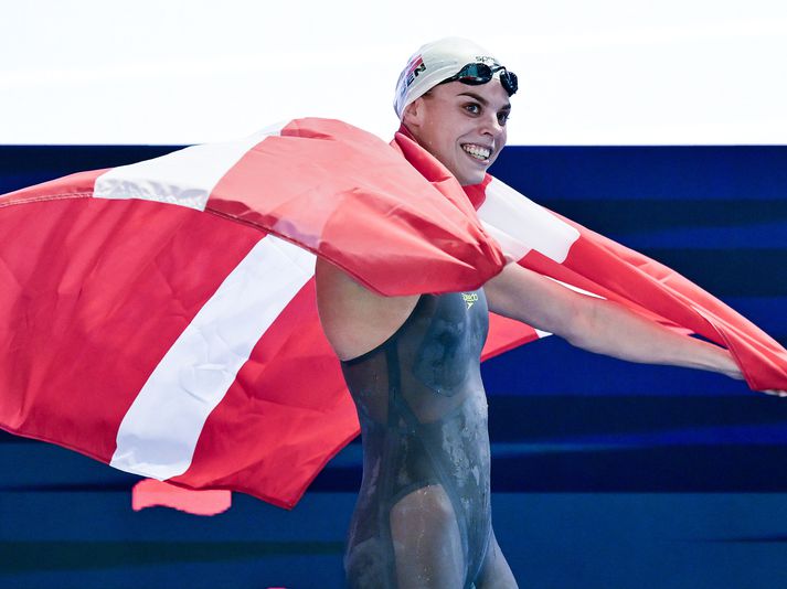 Martine Damborg fagnar EM-gulli sínu með danska fánann í kvöld.