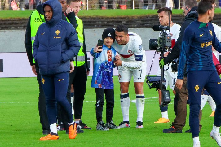 Drengurinn fékk sjálfu af sér með Cristiano Ronaldo. Hann er greinilega mikill aðdáandi enda klæddur í bol með mynd af leikmanninum.