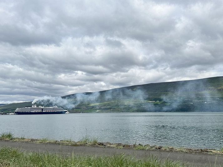 Íbúar á Akureyri eru ósáttir með mengunina sem berst frá skemmtiferðaskipum. Það stefnir í metár komu skipanna til landsins. 