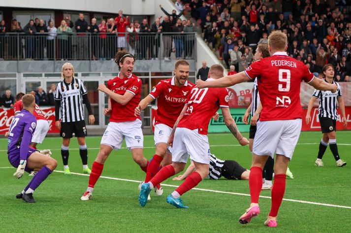 Valsmenn fagna einu marka sinna í kvöld. Hér hefur Orri Sigurður Ómarsson skorað.