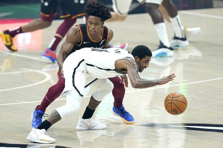 Kyrie Irving fer hér framhjá Collin Sexton í leik Brooklyn Nets og Cleveland Cavaliers í nótt.