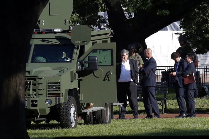 William Barr, í hvítri skyrtu fyrir miðju, ræðir við lögreglumenn við Lafayette-torg í gær.