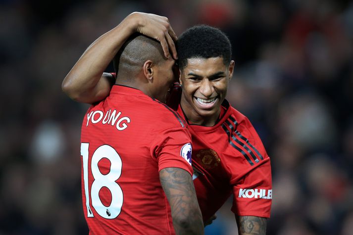 Marcus Rashford fagnar með Ashley Young.