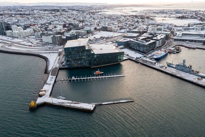 Drónamynd af Hörpu og nýjum húsum við Austurbakka. Nýju Landsbankahúsin eru á bakvið húsi hótelsins Reykjavík Edition, nær Kalkofsvegi.