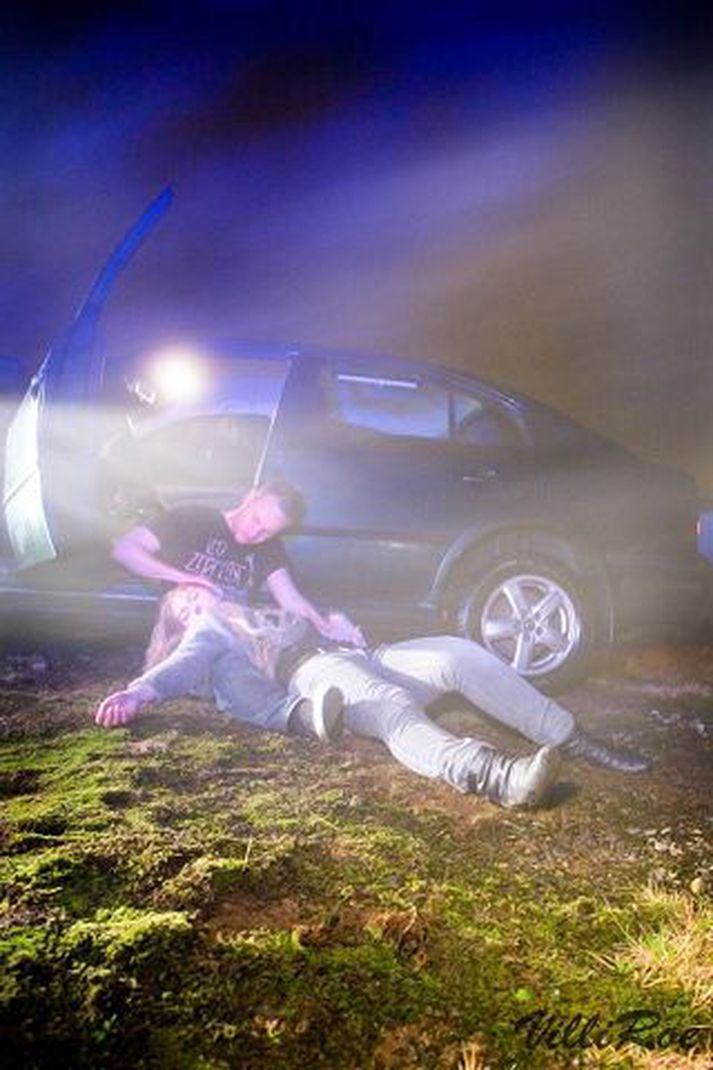 Í myndbandinu er sögð saga tveggja einstaklinga á dramatískan hátt.